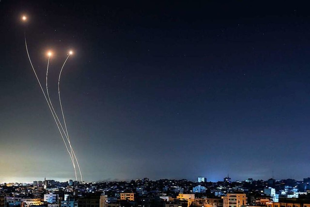 Das israelische Verteidigungssystem Ir...Stdte wie Sderot und Ashkelon feuert.  | Foto: MAHMUD HAMS (AFP)