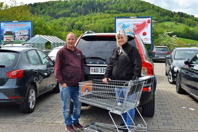 Daniela und Roli Baumgartner aus Kling...lemlos in Laufenburg einkaufen knnen.  | Foto: Barbara Halder