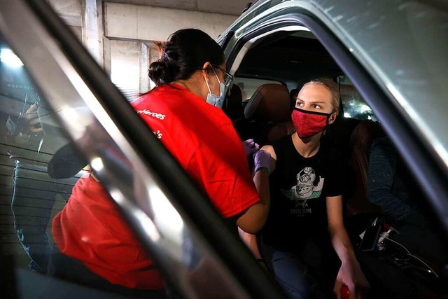 Ein 15-Jhriger erhlt in einem Drive-..., die Impfung von Pfizer und Biontech.  | Foto: JUSTIN SULLIVAN (AFP)
