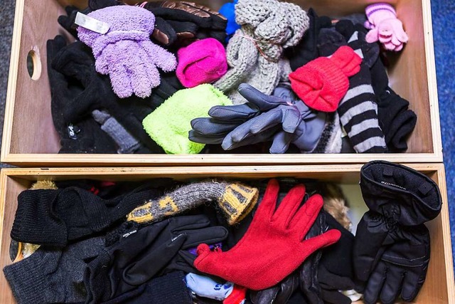 In dieser Kiste in einem Fundbro werd...rloren gegangene Handschuhe gesammelt.  | Foto: Carlotta Huber