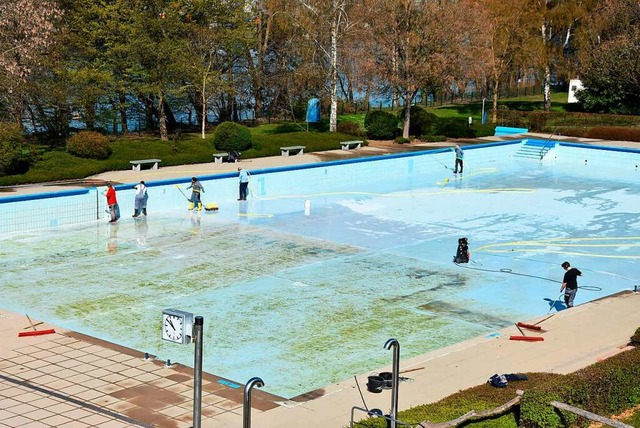 Im April wurde das Freibad in Grenzach-Wyhlen auf die ffnung vorbereitet.  | Foto: Heinz und Monika Vollmar