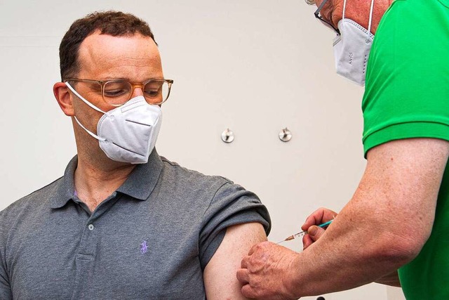 Jens Spahn wird in einer Hausarztpraxis mit dem Impfstoff AstraZeneca geimpft.  | Foto: Guido Kirchner (dpa)