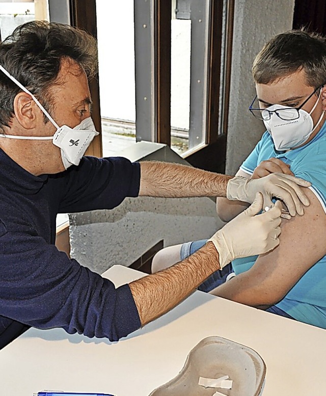 Nach kurzem Gesprch verabreicht  Dr. Stephan Rose den Impfstoff.  | Foto:  Ursula Ortlieb