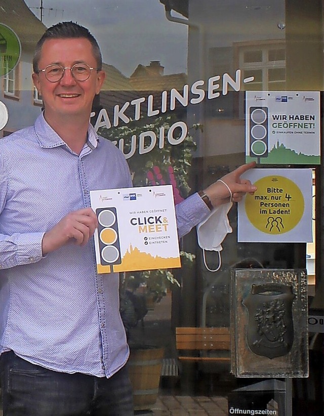 Jens Przibilla mit den Schildern  | Foto: Stadt Ettenheim