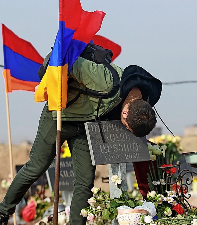 Ein Mann ksst den Grabstein eines gef... Soldaten in der Region Berg-Karabach.  | Foto: Gevorg Ghazaryan