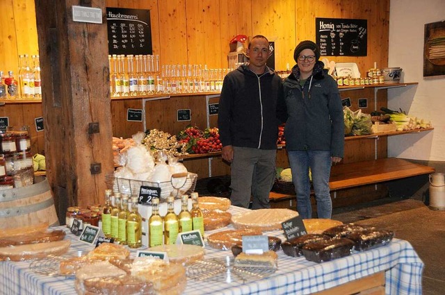 Ute und Jrgen Mller bieten in ihrem ... Kuchen sowie weitere Lebensmittel an.  | Foto: Regine Ounas-Krusel