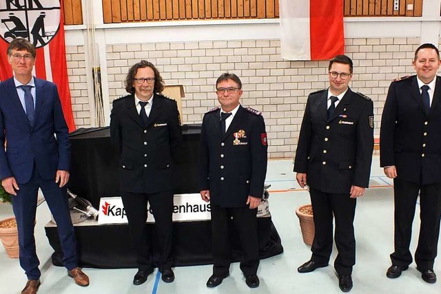 Nach fast 25 Jahren als Kommandant ver...Wegel (rechts) Hilmar Singler (Mitte).  | Foto: Rudi Rest