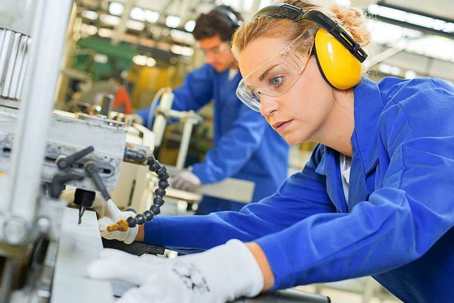 Weibliche Beschftigte in der Industrie sind bislang eine Minderheit.  | Foto: Phovoir