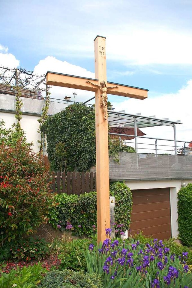 Seit 1945 erinnert ein groes Kreuz in...gefangenen und der Tochter des Hauses.  | Foto: Petra Wunderle