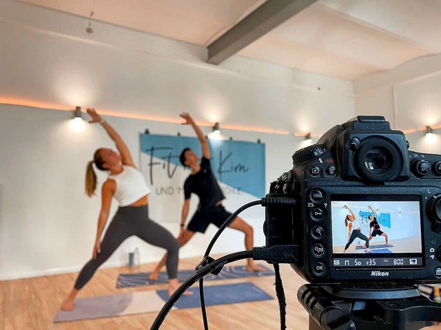 Kim Erat und Ren Haberstroh filmen On...aucht nur eine Yogamatte und Internet.  | Foto: Leo Haider