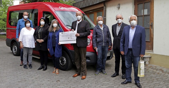Vertreter der Sozialstation und der sp... bei der offiziellen Fahrzeugbergabe.  | Foto: Alexander Huber