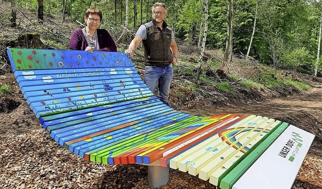 Frster Christian Funke und Ortsvorste...n einer der zwei neuen Himmelsliegen.   | Foto: Ortsverwaltung Bleichheim