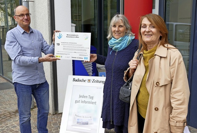 Ulrike Schfer (rechts) und Christine ...schen Zeitung angebracht werden soll.   | Foto: Maja Tolsdorf