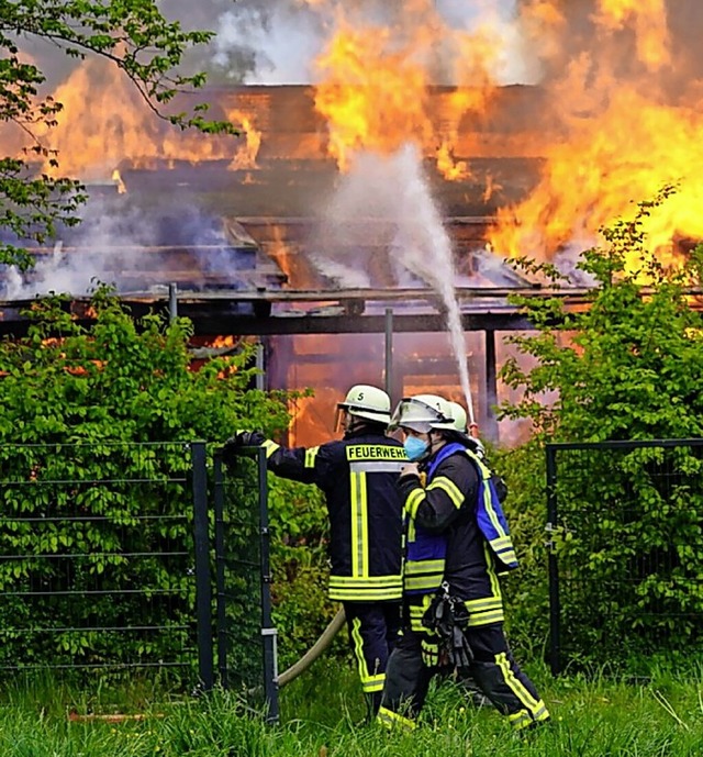 Knftig bekommen Wembachs Feuerwehrleute 15 Euro pro Einsatz.  | Foto: Kohls (dpa)