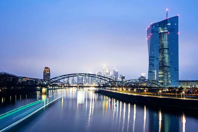 Die Bankenskyline von Frankfurt hinter der Europischen Zentralbank (EZB)  | Foto: Boris Roessler (dpa)