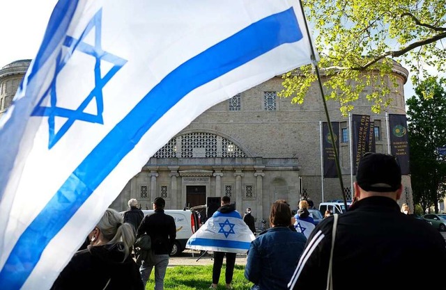 In Halle demonstrieren am Dienstag etwa 150 Menschen gegen Antisemitismus.  | Foto: Sebastian Willnow (dpa)