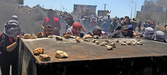 Protest mit Steinen: Palstinenser am Dienstag im Westjordanland  | Foto: ABBAS MOMANI (AFP)