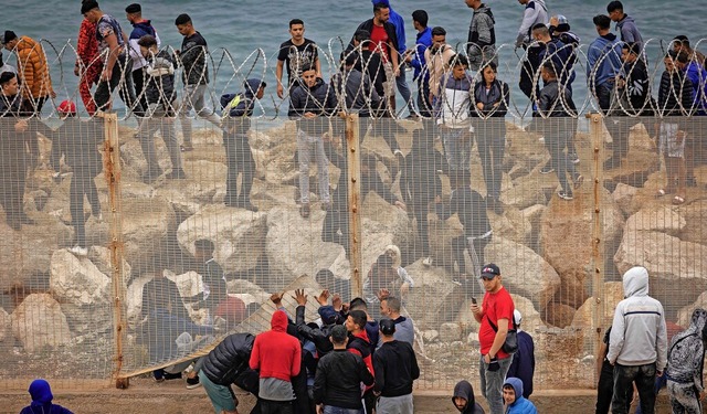 Einfach rber &#8211; Menschen aus Mar...herweise, doch nun blieb sie tatenlos.  | Foto: FADEL SENNA (AFP)