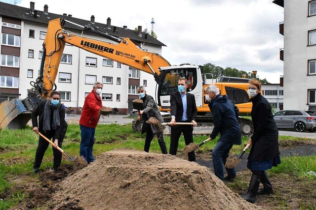 Die Ortsvorsteher Silke Herzog und  G...fer-Avdic (von links) beim Spatenstich  | Foto: Maja Tolsdorf