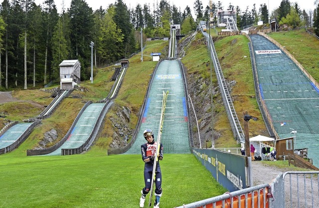 Skeptisch: Olympiasieger Andreas Welli...opp betroffenen groen Rothausschanze.  | Foto: Johannes Bachmann