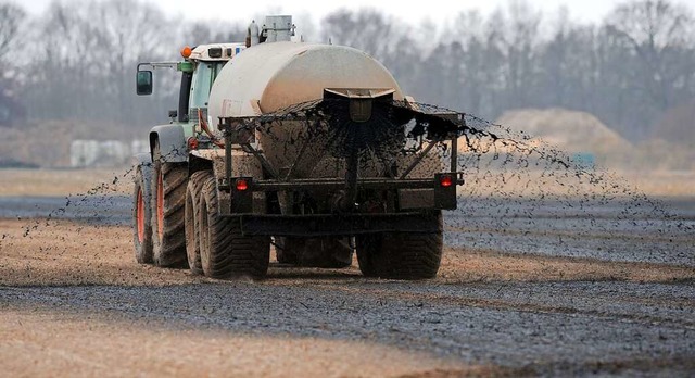 Ein Traktor zieht einen Gllewagen in Niedersachsen ber ein Feld (Archivbild).  | Foto: Ingo Wagner