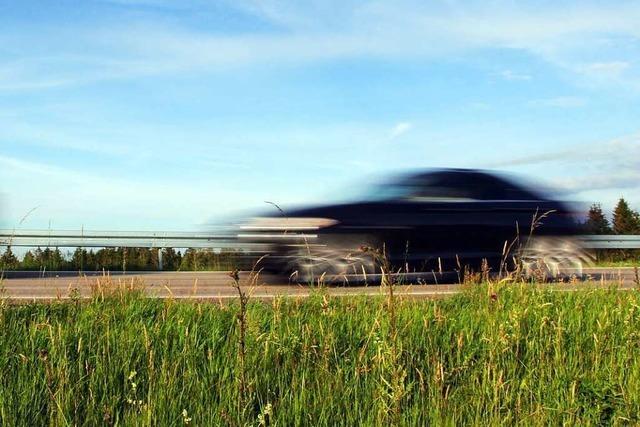 Auto gefhrdet Kind und Vater am Gundelfinger Rebberg