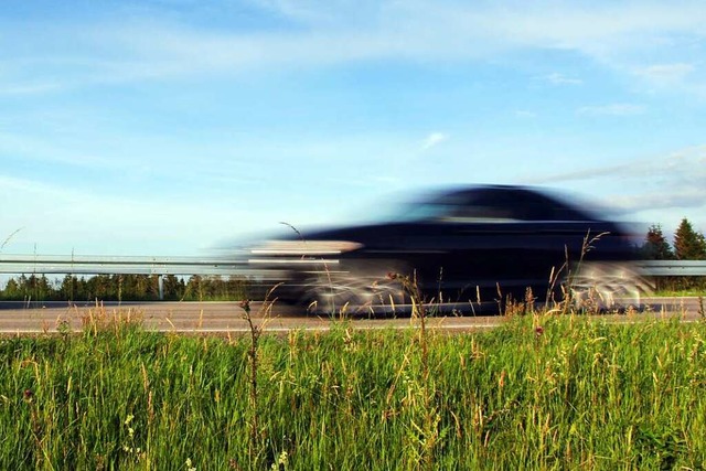 Die Polizei sucht den Fahrer eines dunkelblauen Fahrzeugs (Symbolfoto)  | Foto: Astrid Gast (Adobe Stock)