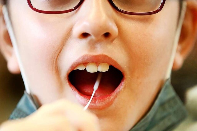 Lolli-Tests anzuwenden ist kinderleicht (Symbolfoto).  | Foto: Roland Weihrauch (dpa)