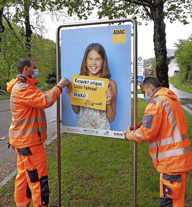 Die Mitarbeiter des Werkhofes beim Auf... neuen Schilder gegen den Motorradlrm  | Foto: Mitarbeiter Gemeindeverwaltungsverband Schnau