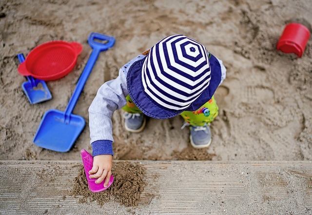 Die Kinderbetreuung in Lrrach soll ausgebaut werden.  | Foto: Uwe Anspach (dpa)