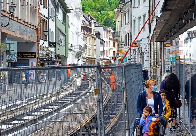 An den Schaufenstern der Geschfte  im...strae bleibt kaum ein Passant stehen.  | Foto: Michael Bamberger