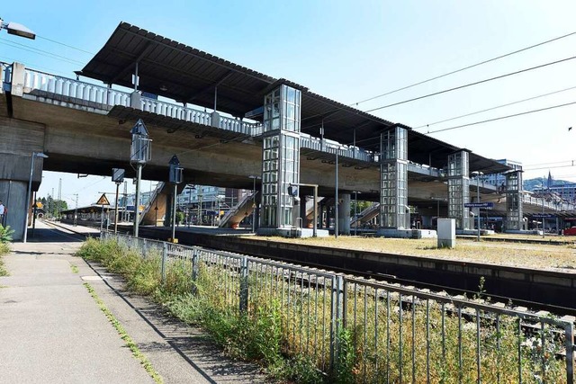 Auf der Stadtbahnbrcke gab es einen U...ner Straenbahn und einer Fugngerin.  | Foto: Rita Eggstein