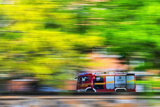 Eine Gesellschaft ist auf brgerliches...ewiesen: Feuerwehrfahrzeug im Einsatz.  | Foto: Robert Michael