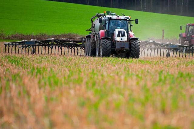 Ein Feld wird mit Glle gedngt.  | Foto: Philipp Schulze (dpa)