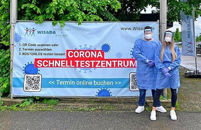 Corona-Station in Emmendingen mit Albe...Schwendemann vom dortigen Testpersonal  | Foto: Wisada Kava Adanur