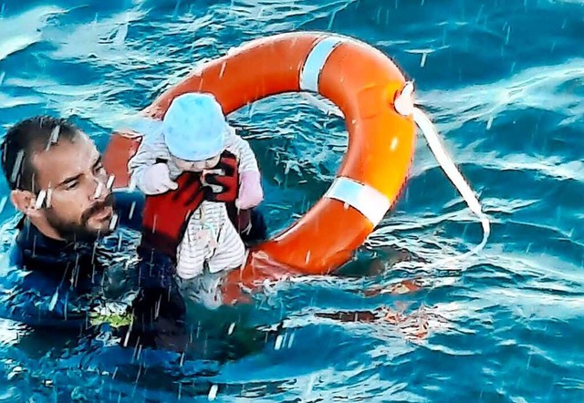 Juan Francisco Valle, Taucher der span...e Mutter auf ihren Rcken geschnallt.   | Foto: --- (dpa)