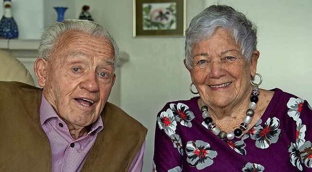 Rita und Wilhelm Kbelin strahlen auch im Alter viel Lebenslust aus.  | Foto: Volker Mnch