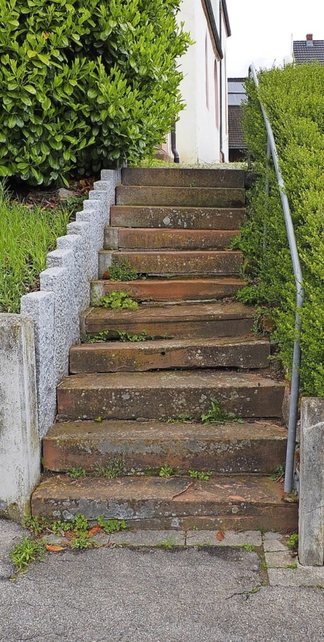 Die kaum noch begehbare Treppe hinauf ...platz wird wieder trittsicher gemacht.  | Foto: Herbert Frey