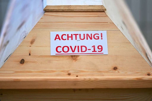 Die Aufschrift auf dem Sarg warnt vor  der Krankheit Covid-19.  | Foto: Felix Kstle