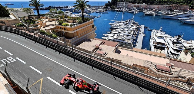 Im Hintergrund glitzert das Meer: Charles Leclerc im  Training in Monaco  | Foto: VALERY HACHE (AFP)