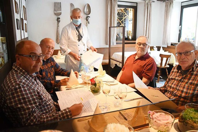 Hans Glggler (Mitte) empfngt wieder Gste in seinem Restaurant am Viehmarkt.  | Foto: Nicolai Kapitz