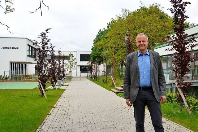 Der Neubau der Jengerschule ist fertig...agt Thomas Breig beim BZ-Ortsrundgang.  | Foto: Sophia Hesser