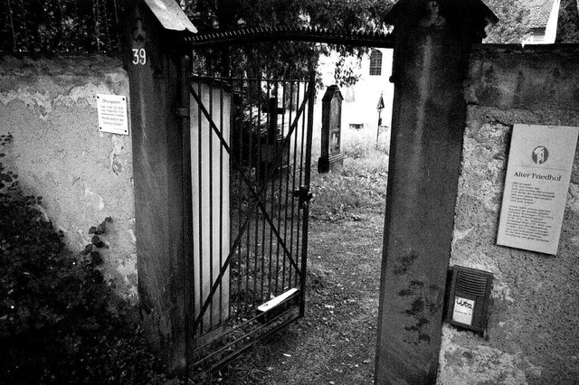 Der Eingang zum Alten Friedhof an der ...h der Durchgang zu einer anderen Welt.  | Foto: Ingo Schneider