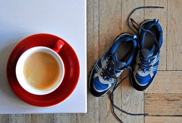 Die Laufschuhe neben der Kaffeetasse &#8211; so kann der Tag beginnen.  | Foto: Michael Bamberger