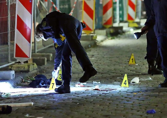 Kriminaltechniker sichern Spuren an ei...iche Messerattacke auf zwei Touristen.  | Foto: Roland Halkasch (dpa)