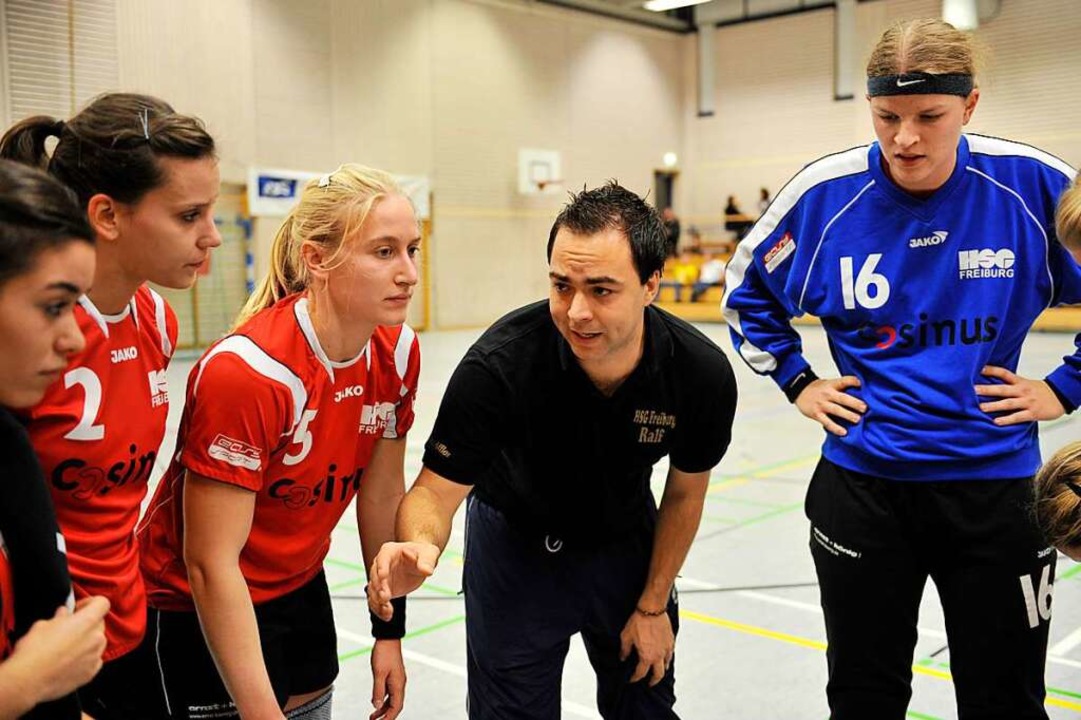 Wiggenhauser instruiert seine Spieleri...ionalligaspiels gegen den TV Grenzach.  | Foto: Patrick Seeger