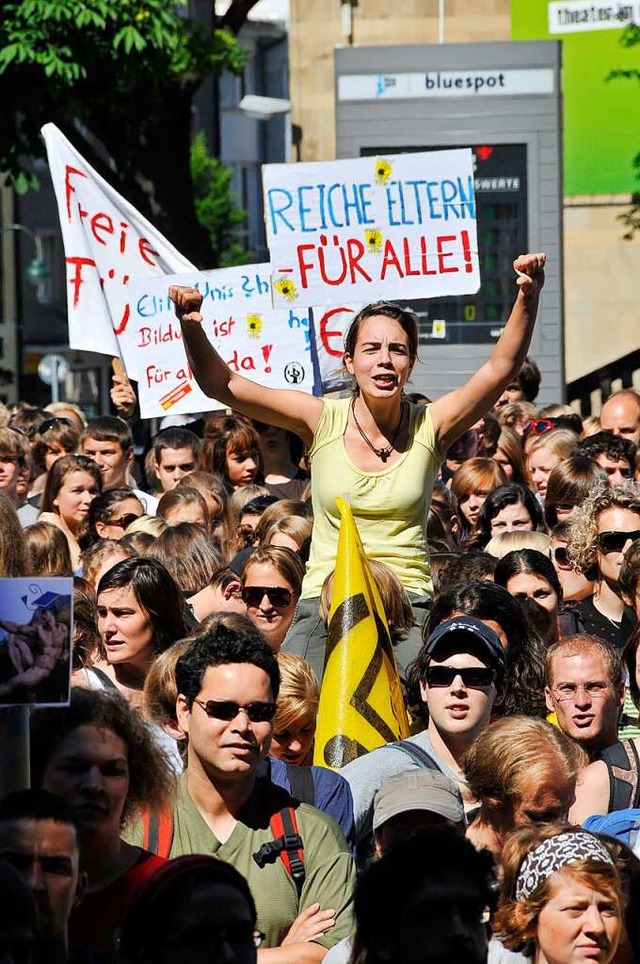 Die Demo geht weiter: Demonstration w...ldungsstreiks an der Uni im Juni 2009.  | Foto: Ingo Schneider