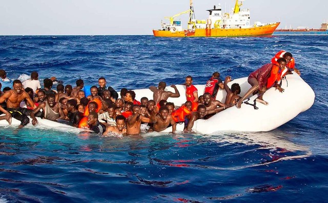 Flchtlinge sitzen auf dem Mittelmeer in einem sinkenden Schlauchboot.  | Foto: Ong Sos Mediterranee