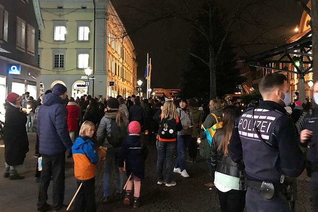 Am Rande einer dieser abendlichen Demo...rbeiters der Stadt Offenburg gekommen.  | Foto: Valentin Heneka