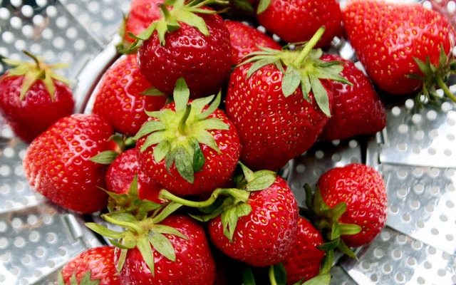 Je frischer, umso besser: Erdbeeren sind lecker.   | Foto: Mascha Brichta (dpa)